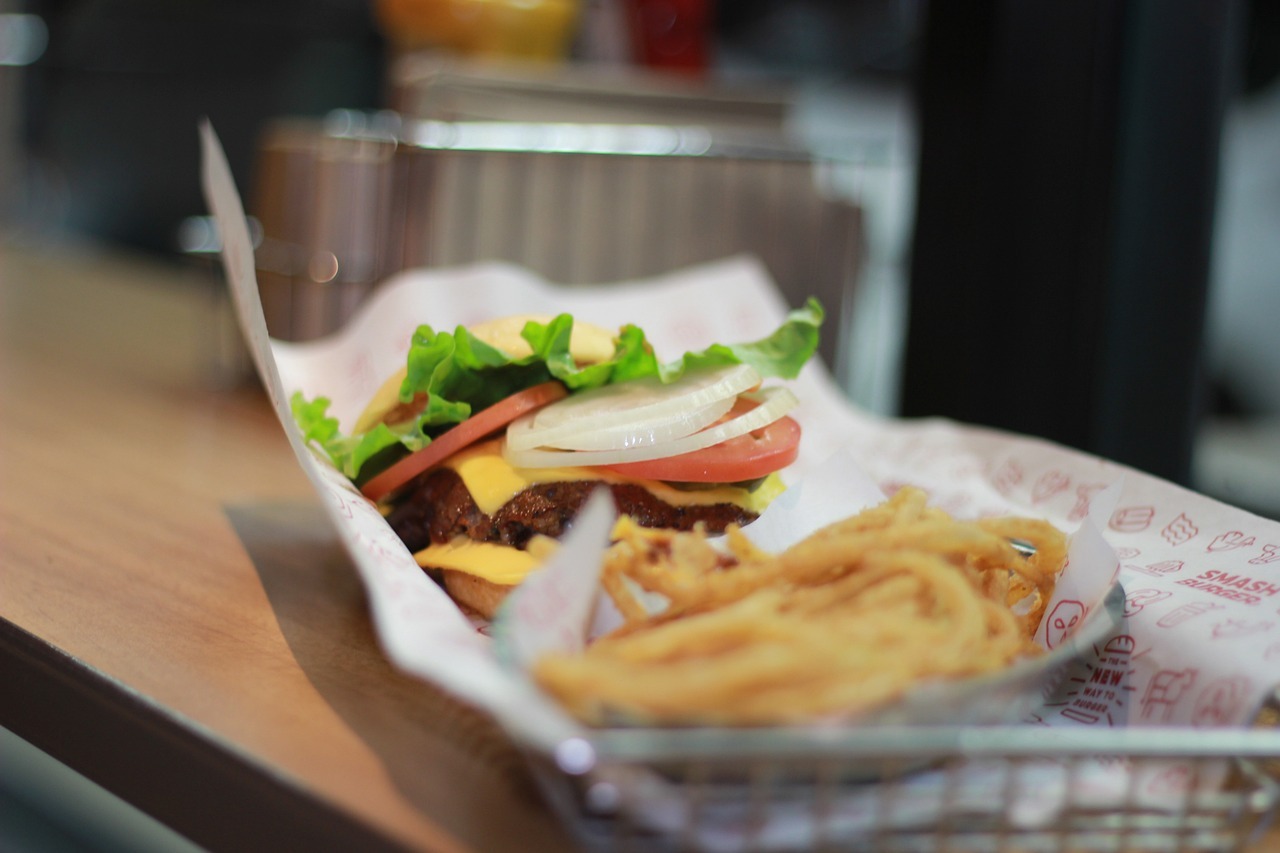 Consejos para disfrutar de una smash burger reservando sitio previamente